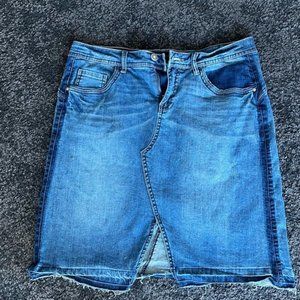 Cream Denim skirt, size 10. (?) (0235)